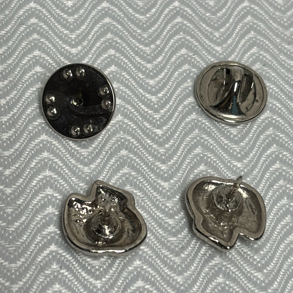 2 lapel pins - Picture 3 of 3